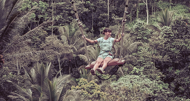 Young tourist swinging on the cliff in the jungle rainforest of a tropical Bali island, Indonesia,kredit: Unsplash/Artem Beliaikin