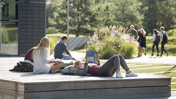 Students reading outside CBS Solbjerg Plads