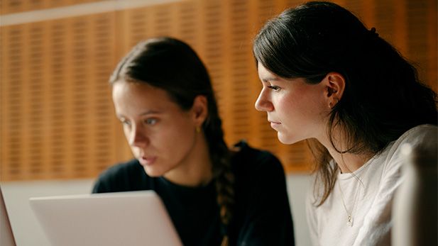 to studerende, der kigger på en computerskærm