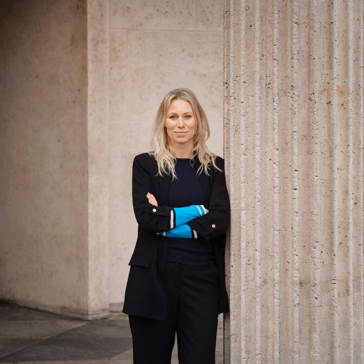 Portræt af Anna Bjerre i historiske omgivelser