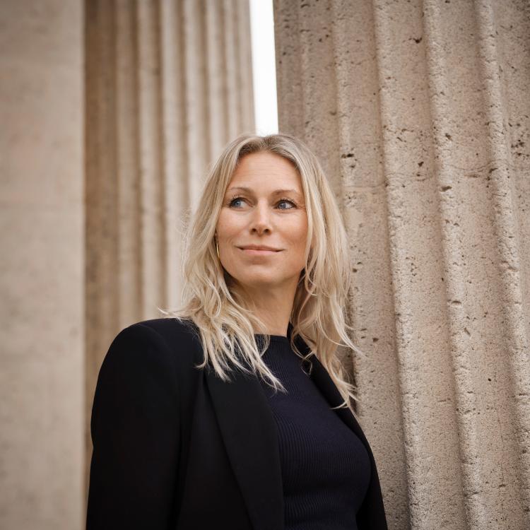 Portræt af Anna Bjerre ved klassiske søjler