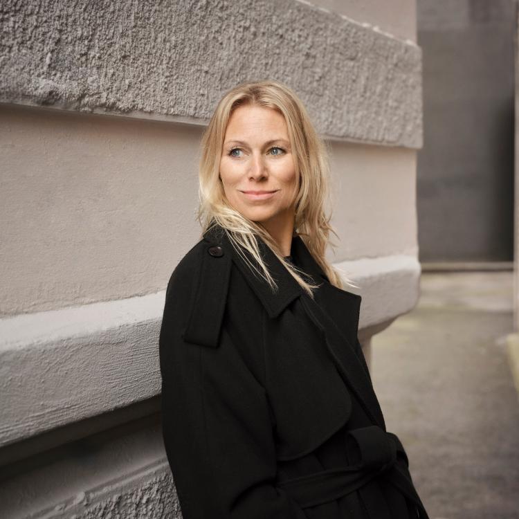 Portræt af Anna Bjerre mellem to stenfacader