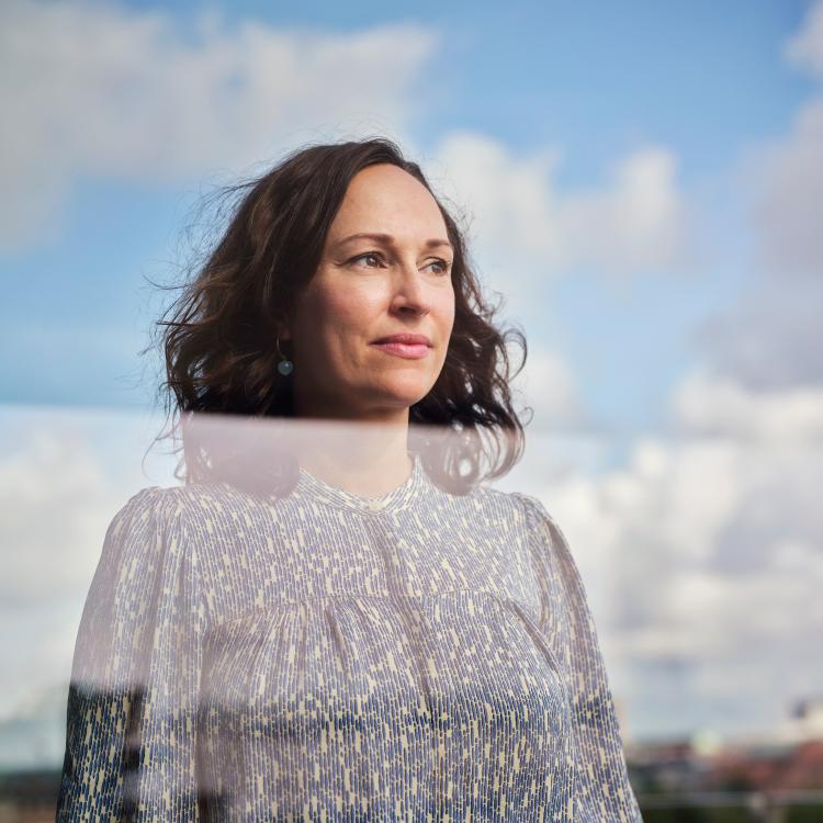 Portræt af Betina Doktor på en tagterrasse