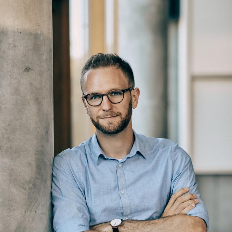 Portræt af Claus Dahl i et moderne kontormiljø