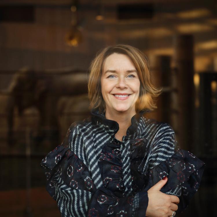 Portræt af Pernille Mehl, foran elefanterne i Københavns Zoo