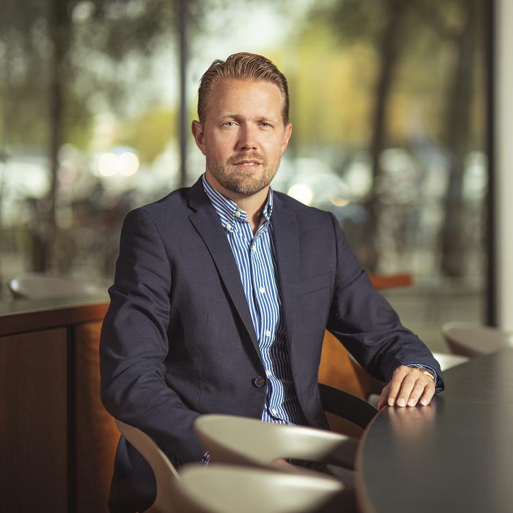 Portrait of Peter Koerver in relaxed surroundings