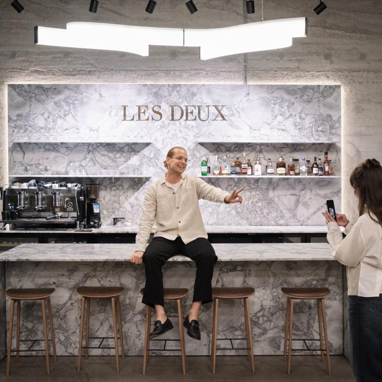 Portrait of Sebastian Skøtt in front of Les Deux bar