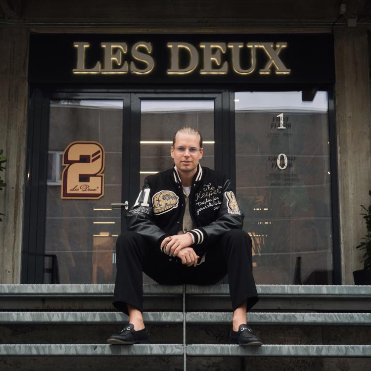 Portrait of Sebastian Skøtt in front of Les Deux