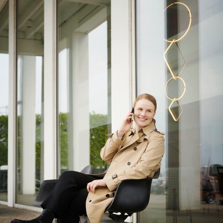 Portrait of Sofie Bitzer in meeting on the phone