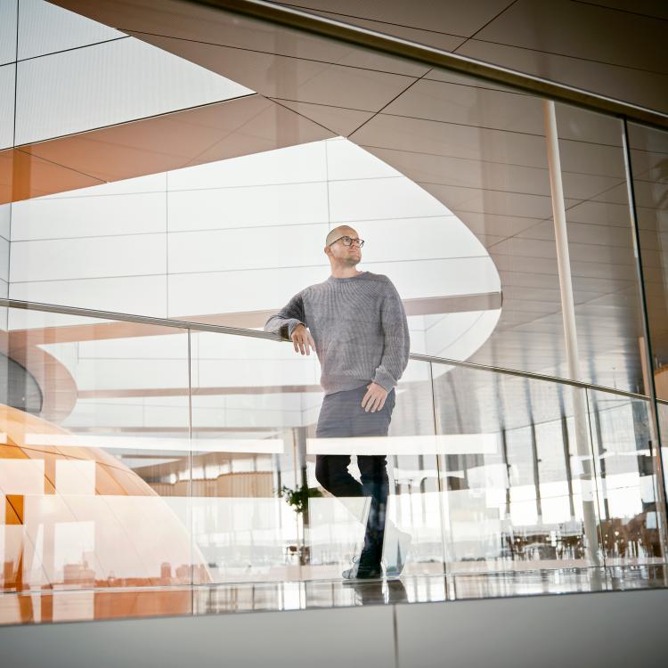Portræt af Stig Debois i et moderne arkitektonisk interiør