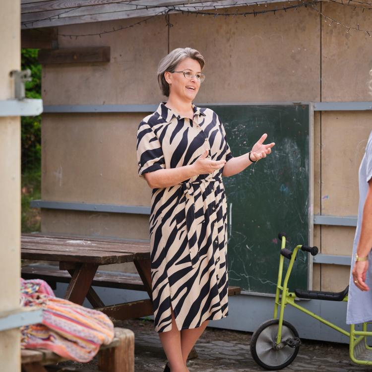 Portrait of Stine Kart Skytte in dialogue with a colleague  