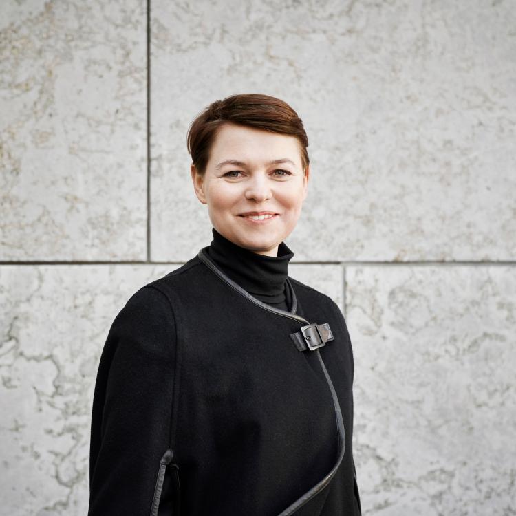 Nærportræt af Tanja Vidic foran en stenfacade
