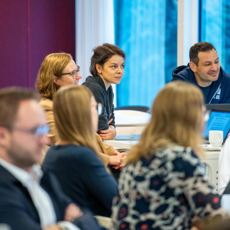 Executive MBA-hold samarbejder om kursusarbejde 