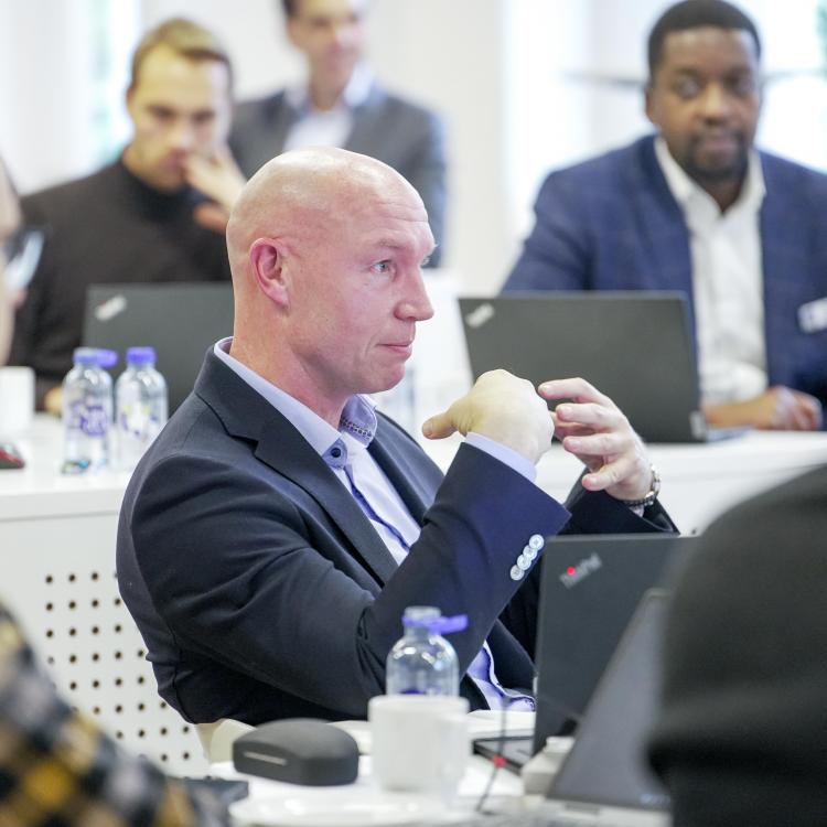 Ulrik Friis engaged in a Blue MBA lecture