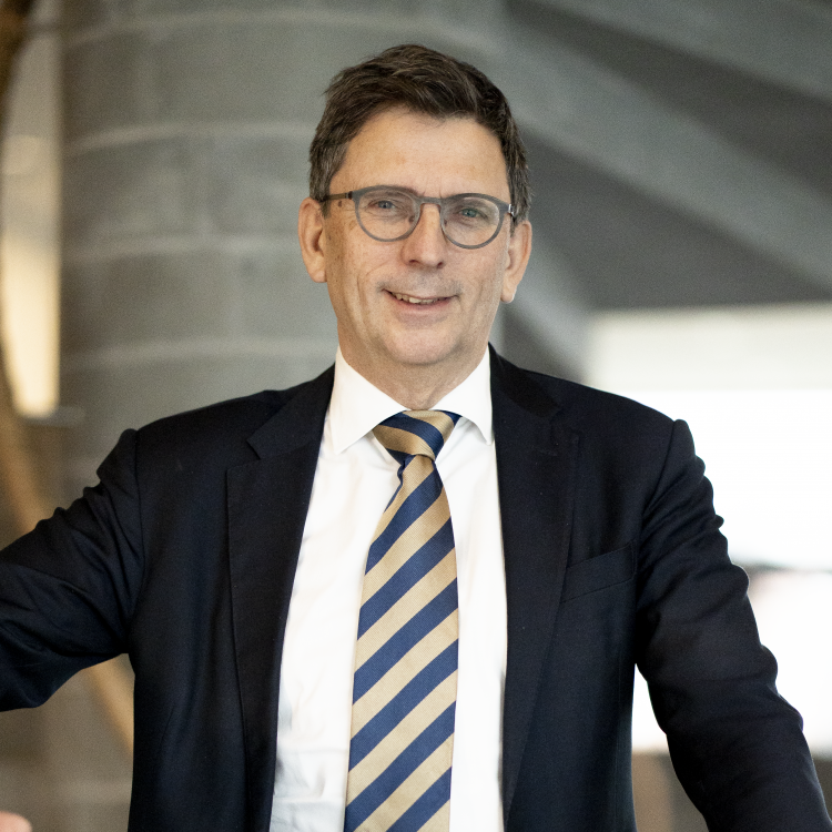 Portræt af Arnold Boon, Universitetsdirektør