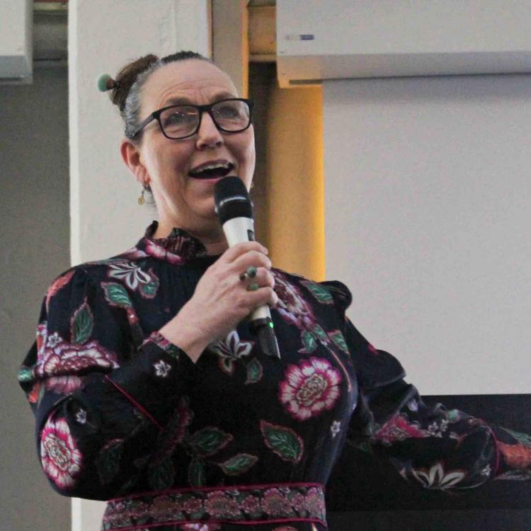 Rikke Kristine Nielsen taler ved eventet Agile And Adaptive Leadership