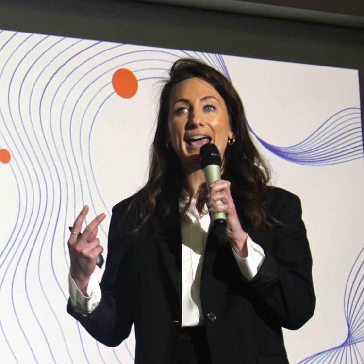 Katelyn Sharratt taler ved eventet Agile And Adaptive Leadership 