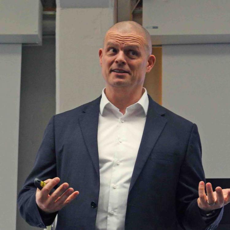 Kasper Bas Svendsen taler ved eventet Agile And Adaptive Leadership