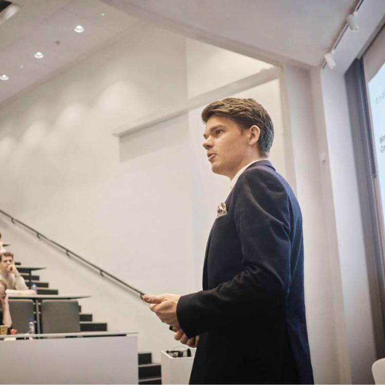 Jacob Hvidberg Falkencrone fra Danske Bank taler til et Executive Education event