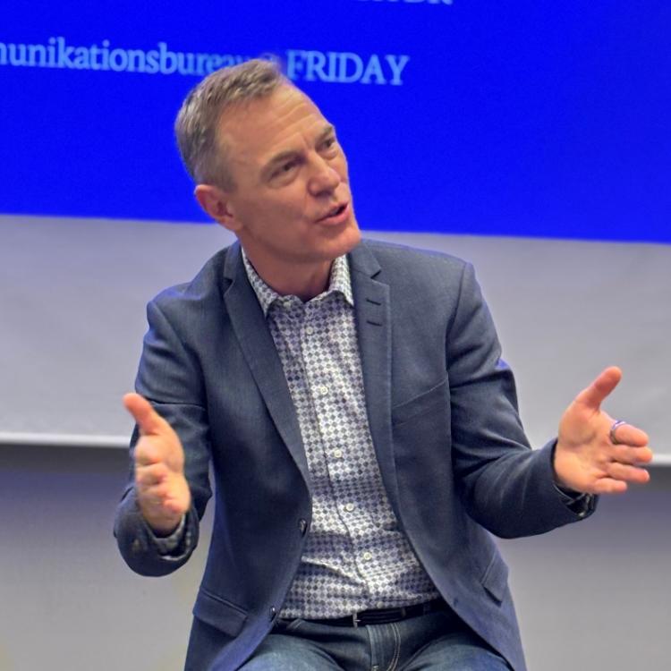 Martin Ove Rasmussen taler til event om tilknytning og trivsel på arbejdspladsen