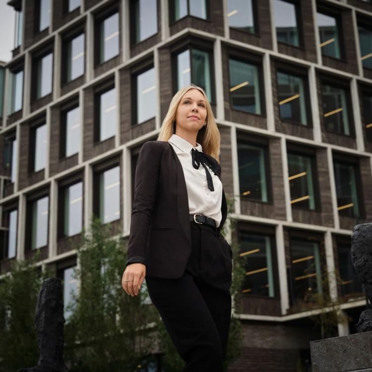 Portræt af MBD-alumne Ditte Rasmussen foran hovedkvarteret til Sparinvest