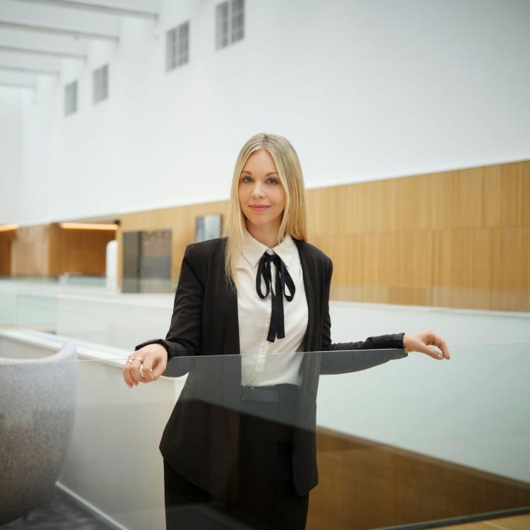MBD-alumne Ditte Rasmussen fotograferet i uformelle rammer hos Sparinvest
