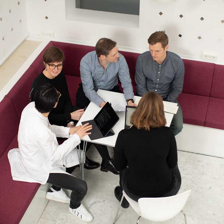 MMD studerende laver gruppearbejde set oppefra