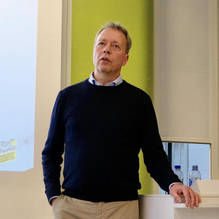 Alex Pedersen speaking at Executive Education event, from cycler to ceo