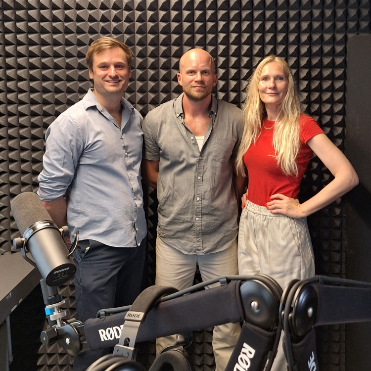 Tobias Berggren Jensen interviewer Malene Andersen og Andreas Pinstrup i podcasten Vejen til medledelse