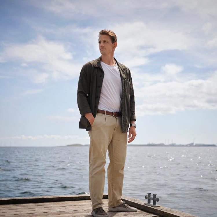 Sebastian Tolstrup Kornerup, der står ved havet.