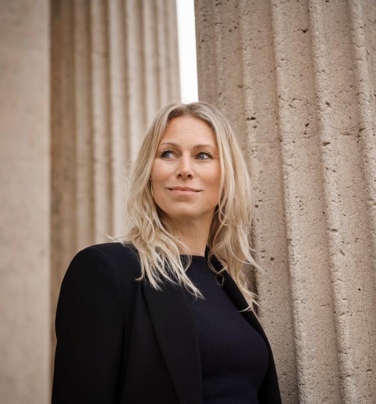 Portræt af Anna Bjerre ved klassiske søjler