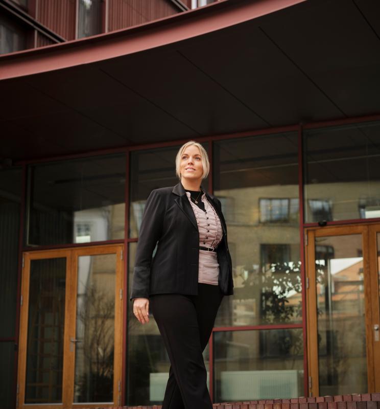 Portræt af Majken Graversen, foran moderne kontor bygning 