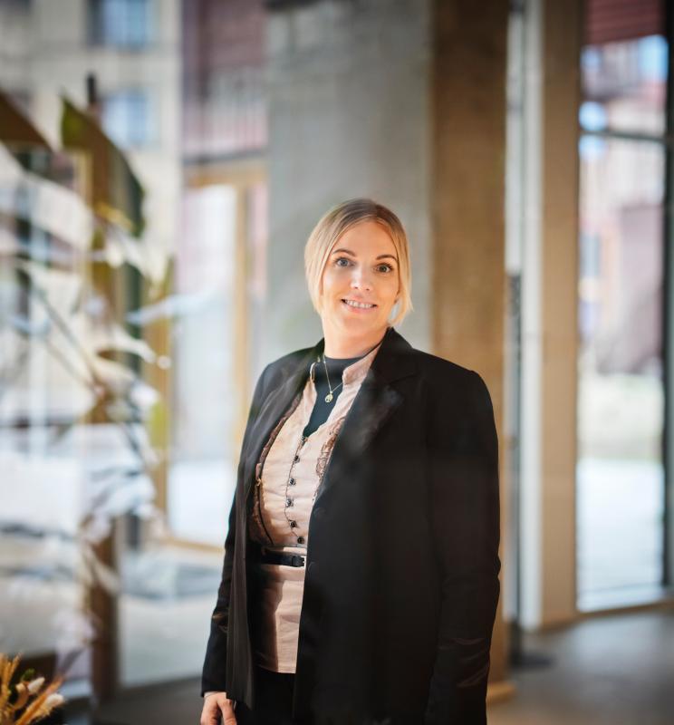 Portræt af Majken Graversen, indendørs i moderne omgivelser
