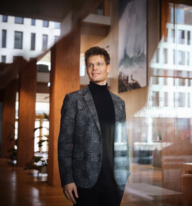 Portræt af Kim Lundberg fotograferet gennem store vinduespartier