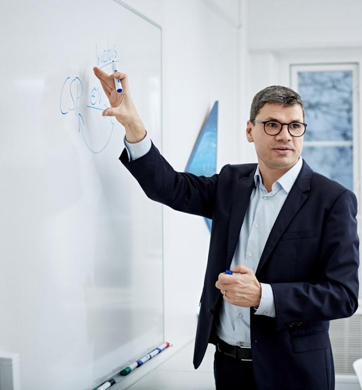 Professor Andreas Rasche underviser ved tavlen