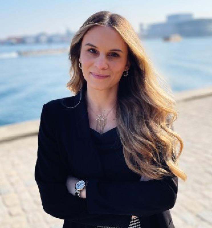 Portrait of Ioanna Prassou, alumni from the Blue MBA