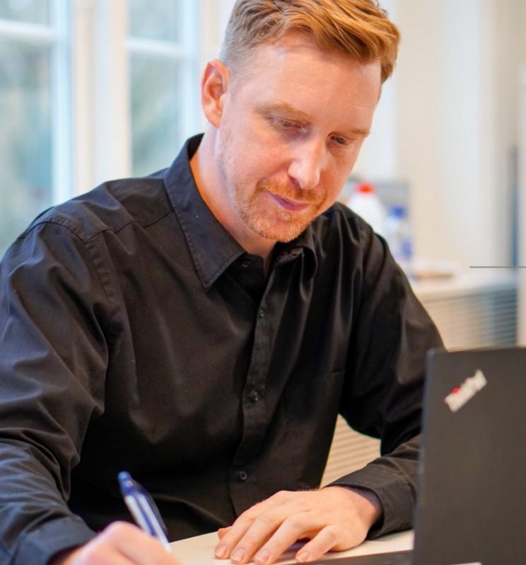 Portræt af Stefan Henningson, professor ved Institut for Digitalisering hos CBS