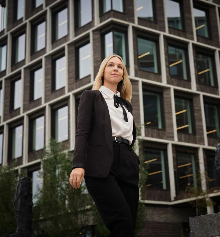 Portræt af MBD-alumne Ditte Rasmussen foran hovedkvarteret til Sparinvest