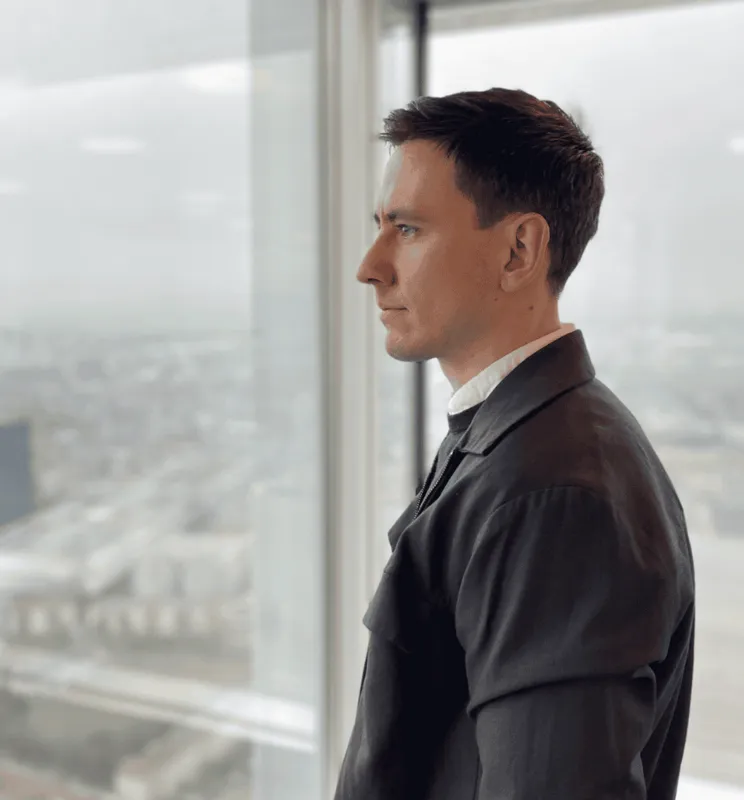Image of Bjoern Zabell looking out a window