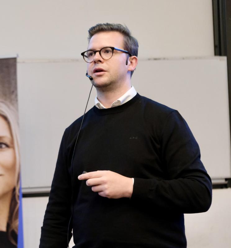 Projektleder i BCG Tobias Laursen taler om AIs forretningspotentiale ved event