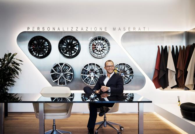 Portræt af Michael Bjerrekær ved et skrivebord i et Maserati-showroom