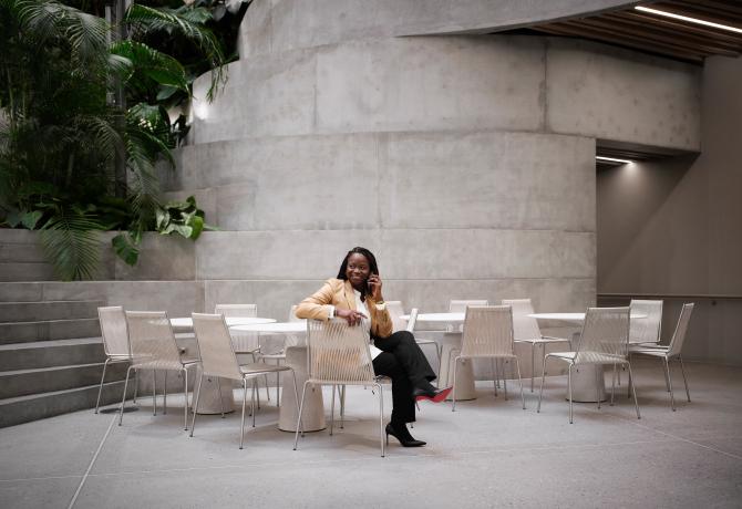 Portræt af Olufunke Ajoke Adebiyi omgivet af moderne arkitektur
