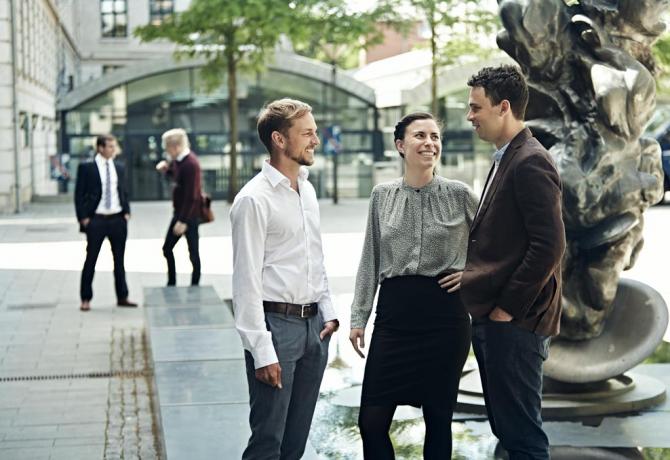 3 MBA deltagere i dialog udenfor. 