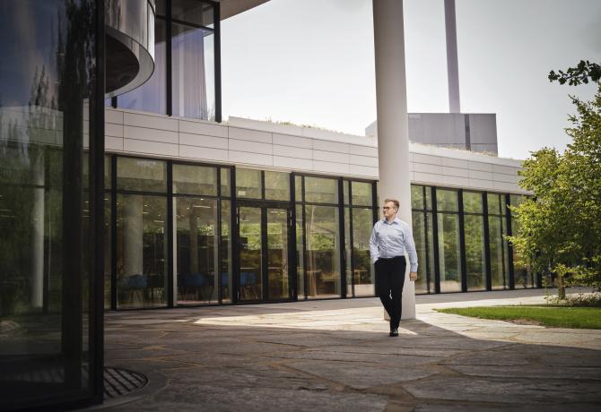 Portræt af Jacob Grøn, som går ind i Novo Nordisk