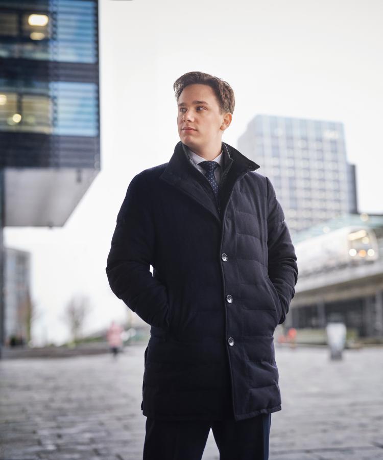 Portræt af Andreas Yde Rothberg i et moderne bymiljø