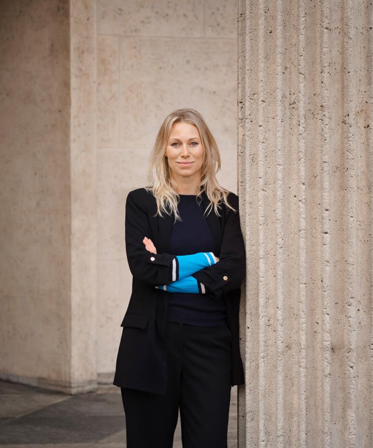 Portræt af Anna Bjerre i historiske omgivelser