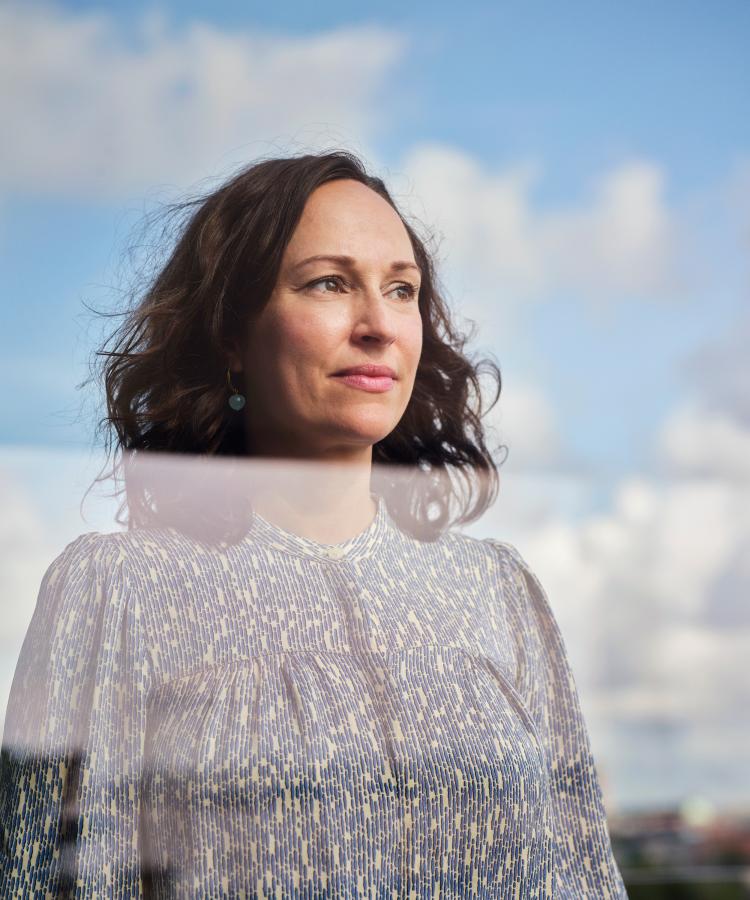 Portræt af Betina Doktor på en tagterrasse