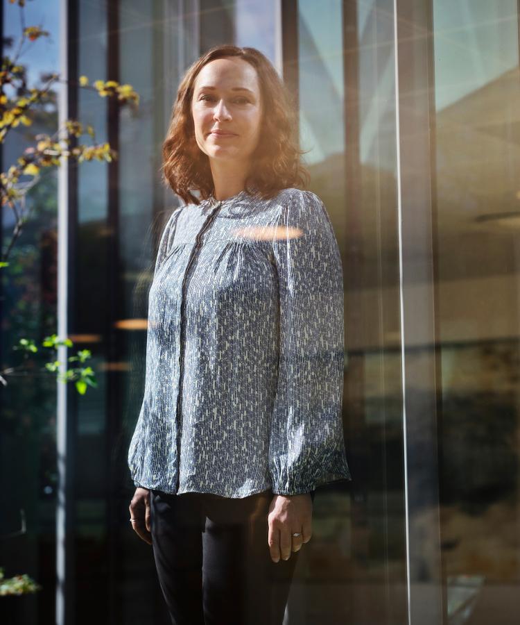 Portrait of Betina Doktor by a glass facade