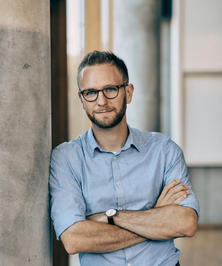 Portræt af Claus Dahl i et moderne kontormiljø