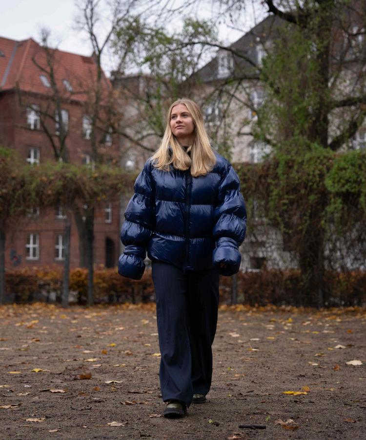 Portræt af Linnea Louise Borbye på gåtur i en park